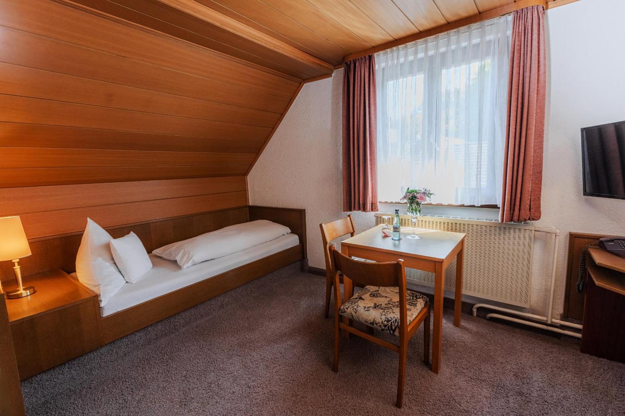 Landgasthof Zur Linde Heimbuchenthal Buitenkant foto